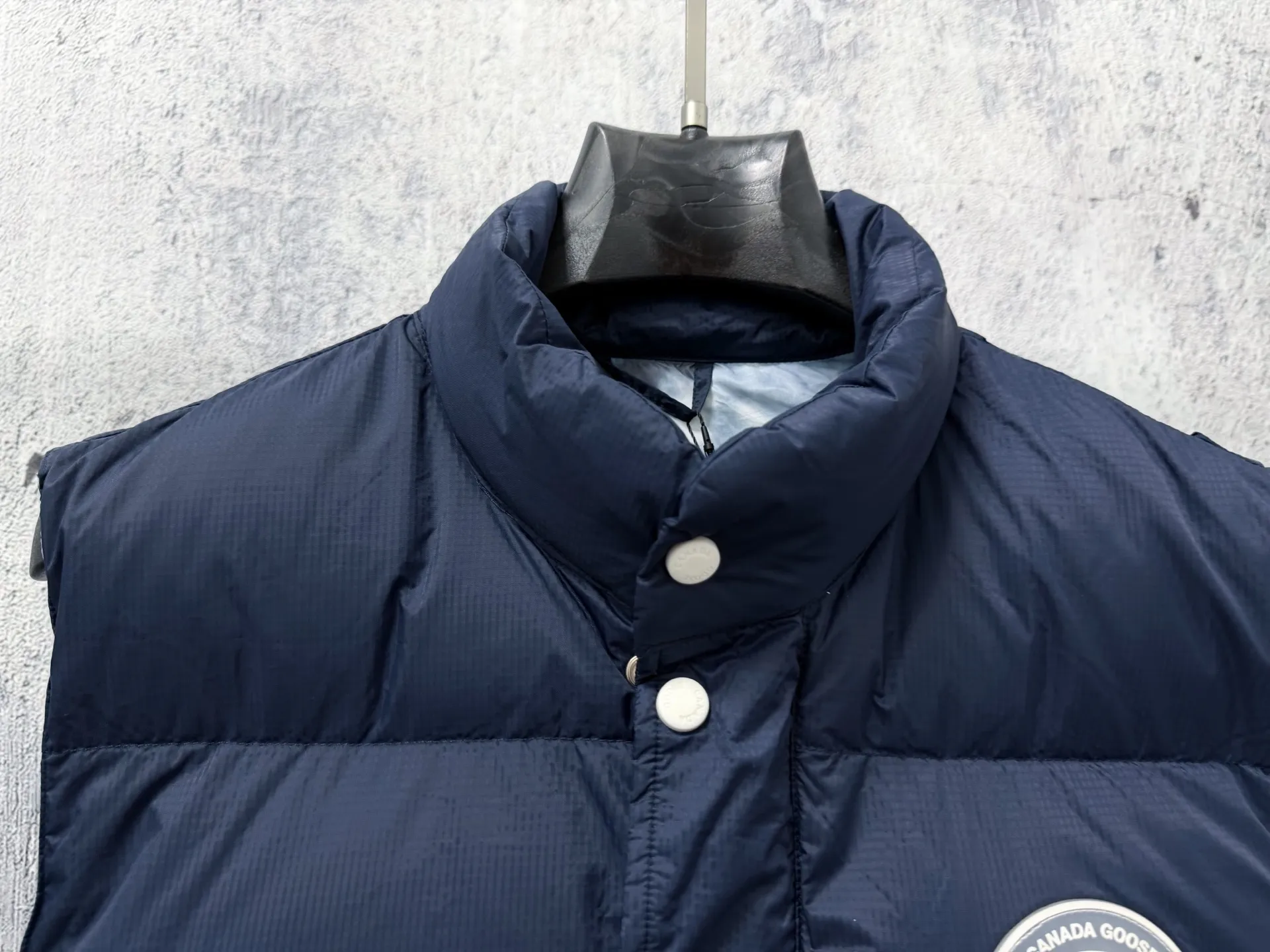 (Original 90) [Canadagoose] Canada Goose White Label Glacier Down Vest Canada Goose New Arrival "Northern Lights Series" Down Vest Canada Goose New Arrival "Northern Lights" Northern Lights White Label Down Vest is now available! The light and layered colors give people the feeling of being trapped in the mist around icebergs and glaciers. It can be said to be very dreamy! Original YKK zipper, Size:XS-XXL